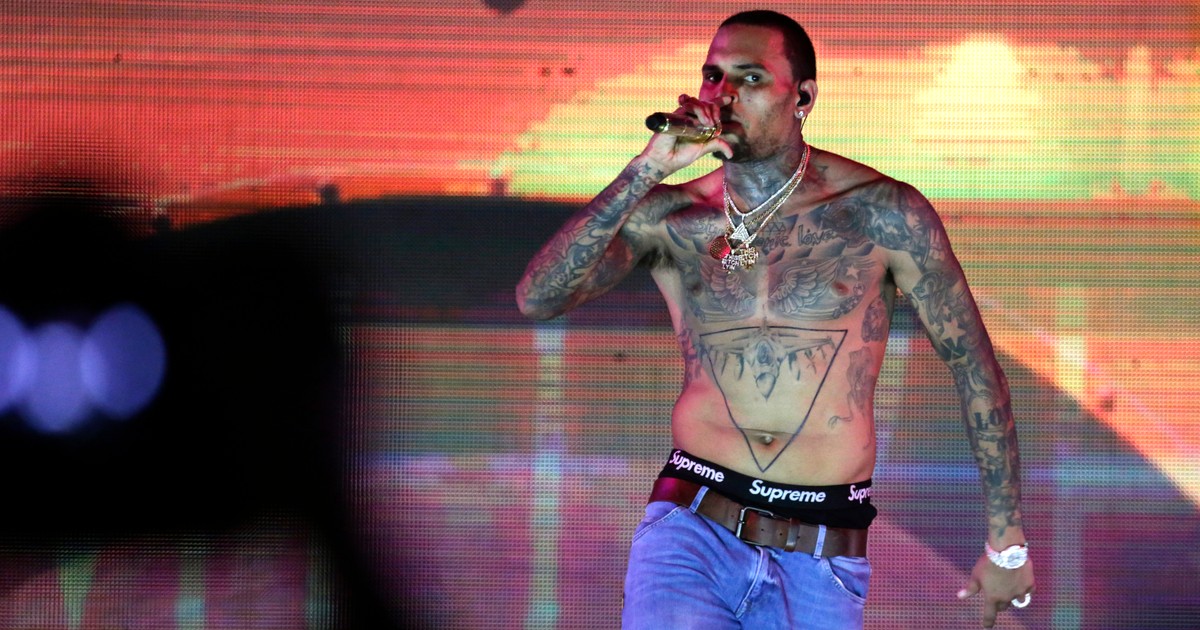 Chris Brown a fost arestat la Paris. Cântărețul este acuzat de viol