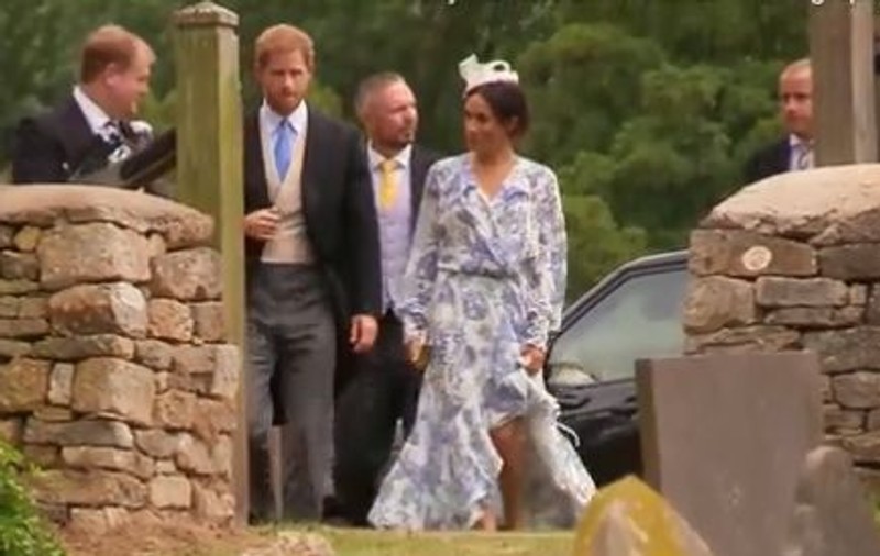 VIDEO | Meghan Markle s-a poticnit pe tocuri la nunta nepoatei prințesei Diana. Reacția prințului Harry