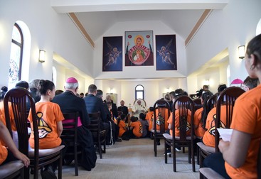 Papa Francisc se întâlnește cu membrii comunitătii de romi din cartierul Barbu Lăutaru din Blaj, 02 iunie 2019. Foto: EPA-EFE / ANDREAS SOLARO