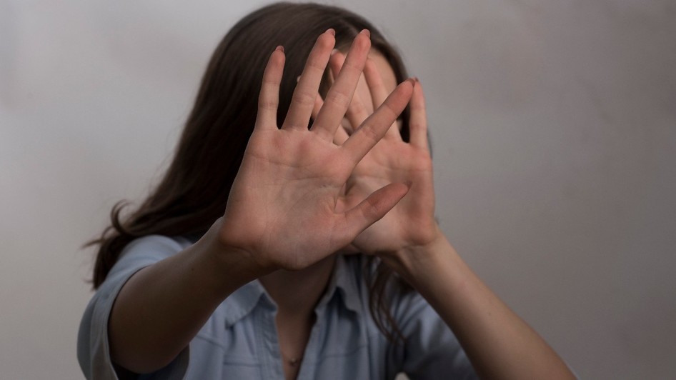 Legea femicidului, intrată în vigoare în aprilie 2026, rămâne neaplicabilă în totalitate din cauza lipsei metodologiei necesare. 