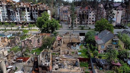 Clădiri distruse de atacuri sunt văzute în Irpin, la periferia orașului Kiev, Ucraina, joi, 26 mai 2022. Foto: Profimedia