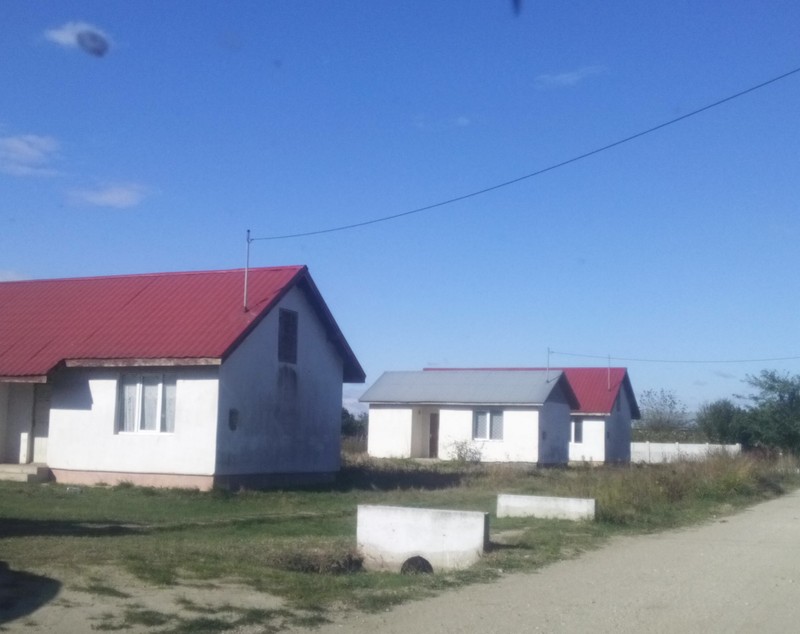 Afacere cu ajutorul primit după inundaţii! Sinistraţii îşi vând casele făcute de Guvern