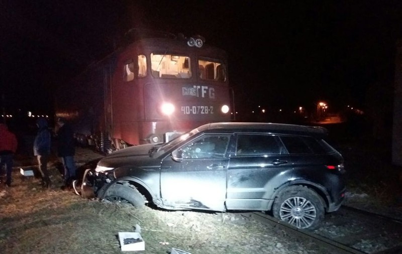 Mașină lovită de tren la Gara Bucureștii Noi. Trei persoane au scăpat ca prin minune