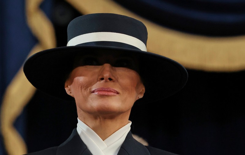 Donald Trump, ținut la distanță de Melania. N-a putut s-o sărute din cauza pălăriei