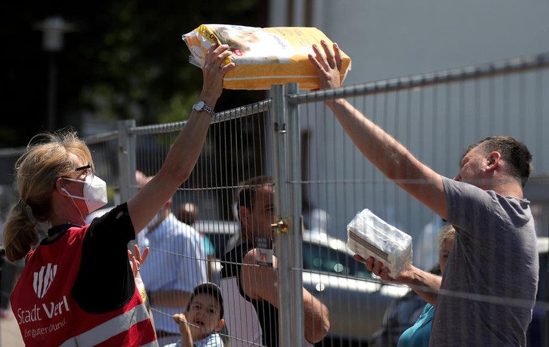 Mărturia unui român care a lucrat la abatorul Tönnies, unde 1.000 de români sunt infectați cu COVID-19. „I-am auzit pe colegi plângând noaptea”