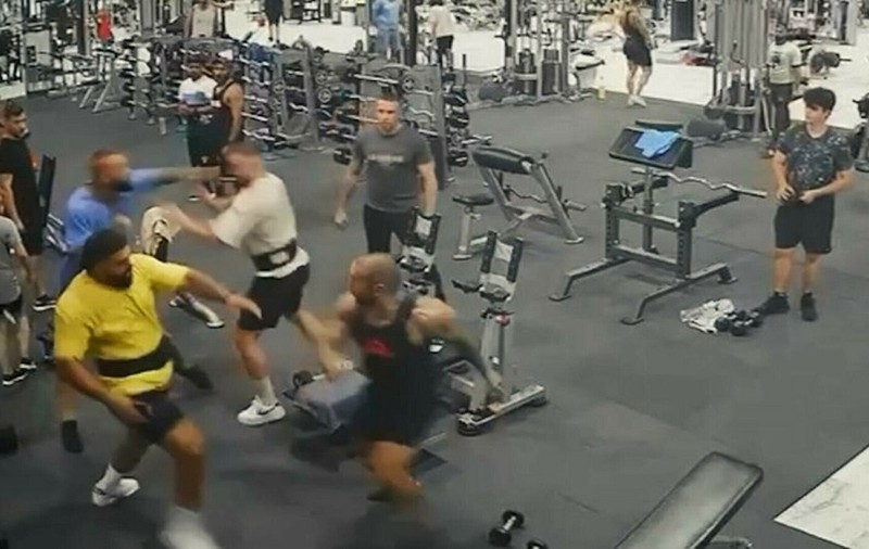 Un luptător de kickboxing a fost înjunghiat într-o sală de sport din Timișoara. Sportivul și un alt bărbat au fost arestați, cuțitarul n-a fost prins | VIDEO