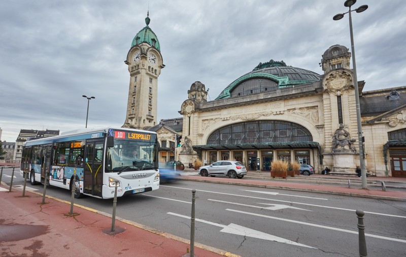 Un român vizat de un mandat european de arestare, prins în Franța după ce a circulat fără bilet cu autobuzul