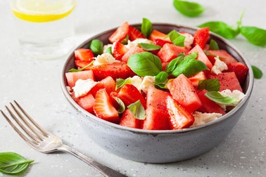 Rețete cu pepene - salată caprese cu pepene și căpșuni