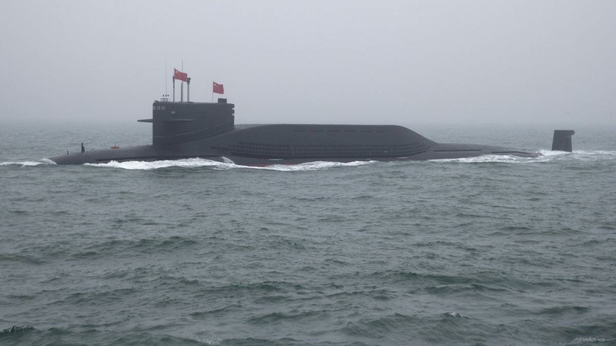 Un submarin nuclear de tip 094 de clasă Jin Long 15 Martie al Marinei chineze participă la o paradă navală