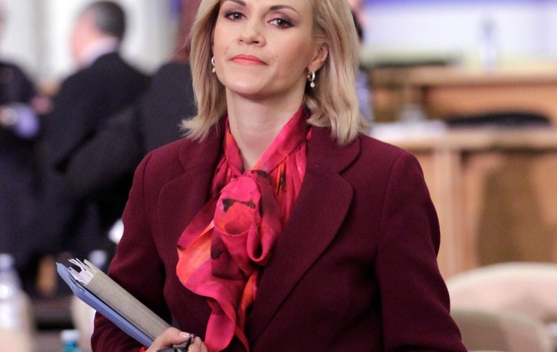 O mai ții minte pe GABI FIREA când PREZENTA ȘTIRI la ANTENA 1? INTRĂ s-o vezi tunsă SCURT de tot și cu ȘUVIȚE! FOTO