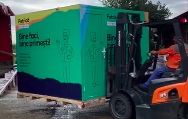 O primărie importantă a cumpărat un automat de colectat deșeuri reciclabile. „Petrică” nu-și găsește locul în oraș de șase luni