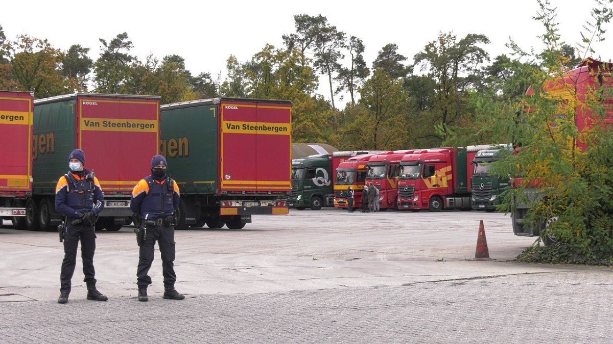 Șoferi români de TIR