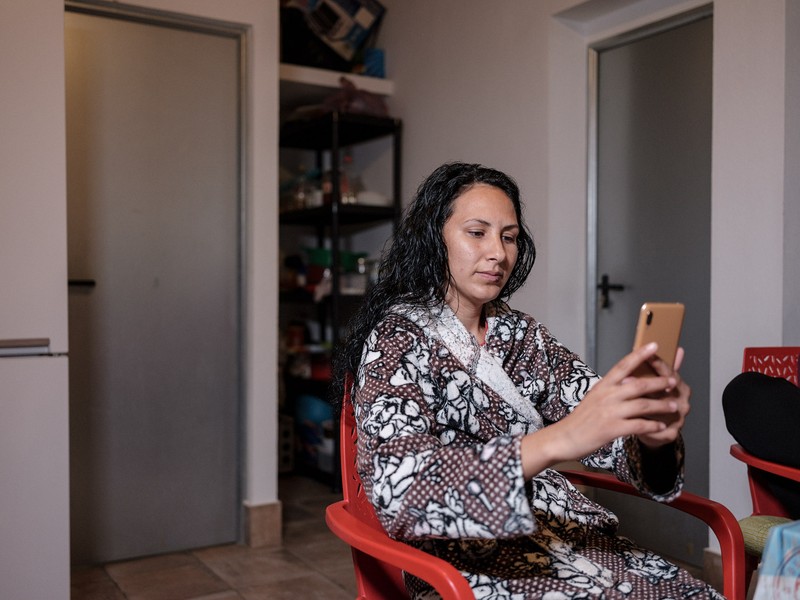 Tudora vorbește pe WhatsApp cu familia ei din România.