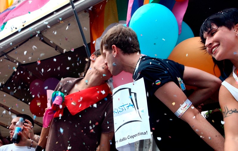Protest împotriva homofobiei: 40 de gay s-au sărutat public