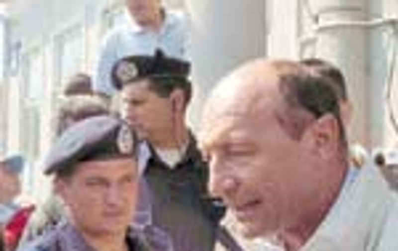 Basescu cere evacuare 'in orice conditii'