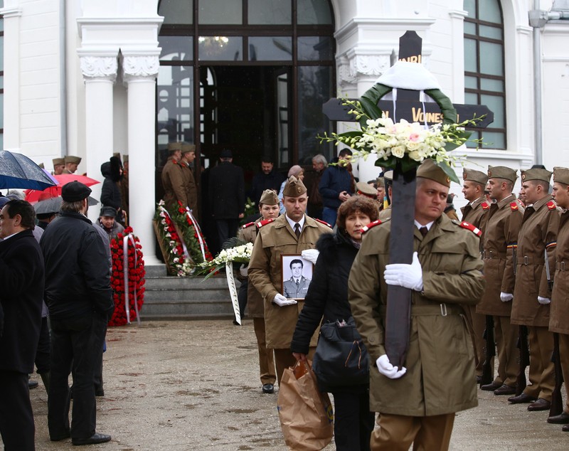Înmormântarea lui Ion Voinescu. Anghel Iordănescu și Valeriu Argăseală au fost la procesiunea funerară / GALERIE FOTO & VIDEO