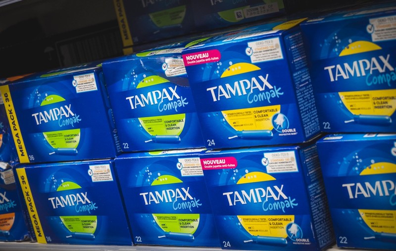 Franța anunță că tinerele sub 25 de ani vor beneficia de cupe menstruale și tampoane reutilizabile gratuite