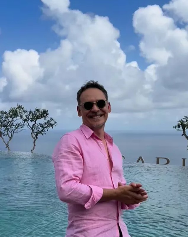 Răzvan Simion, prima reacție după ce s-a spus că ar prezenta Survivor România 2026: „Am costume”. Dani Oțil s-ar vedea concurent în noul show de la Antena 1