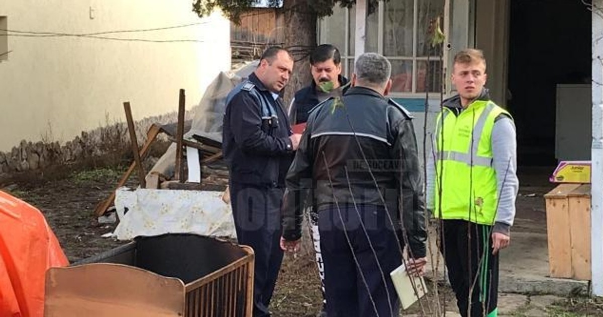 O fetiță de un an și două luni a murit carbonizată după ce fratele ei i-a pus jar în pătuț! Mama copiilor plecase la un magazin când s-a petrecut tragedia