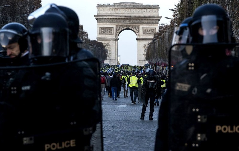Bilanțul "vestelor galbene": 31.000 de persoane protestează în Franța, dintre care 8.000 în Paris, iar peste 700 au fost reținute