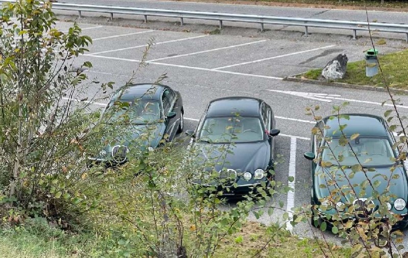 Trei mașini Jaguar, dispărute misterios după luni de abandon, au apărut din nou. Poliția nu are nicio explicație