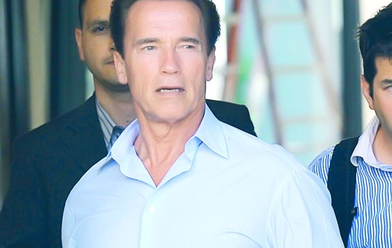 Arnold, supărat pe familia Jackson