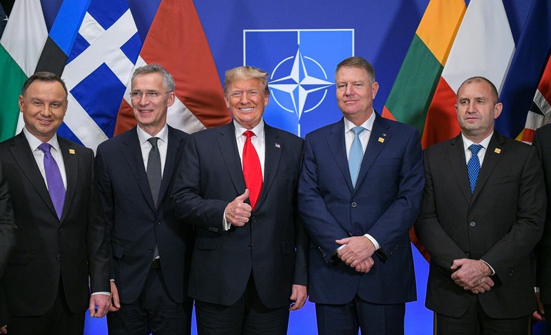 Donald Trump a lăudat statele NATO care au crescut cheltuielile militare, România fiind printre ele FOTO: Presidency.ro
