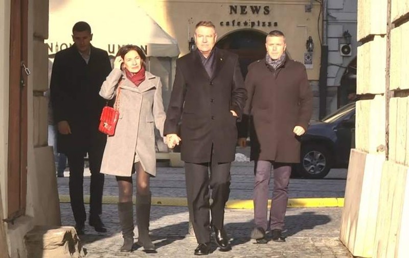 Klaus Iohannis, alături soția sa, la slujba de Crăciun de la Sibiu. Mesajul președintelui pentru români / VIDEO
