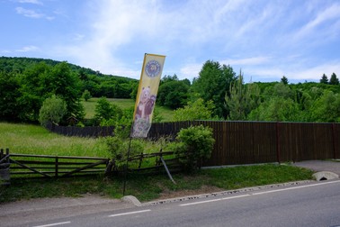 Bannerul de pe marginea şoselei