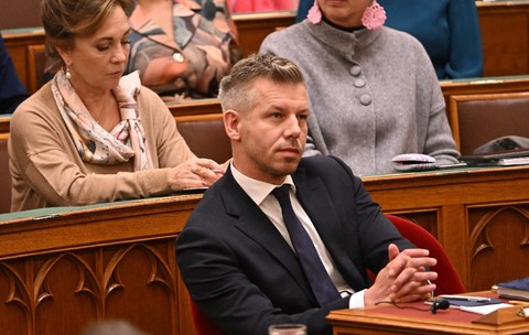 Prim-ministrul maghiar Peter Magyar participă la o ședință a Parlamentului maghiar la Budapesta, pe 28 septembrie 2026, în contextul în care Parlamentul i-a ridicat imunitatea parlamentară, permițând astfel demararea unei proceduri penale împotriva sa