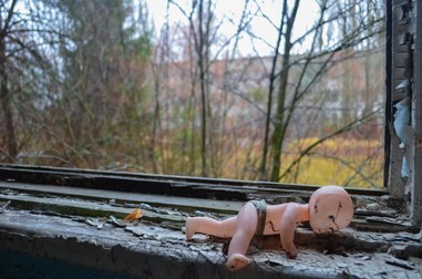 Ucraina, Cernobîl, orașul Pripiat, 20 noiembrie 2015. Un oraș fantomă din Ucraina, după accidentul nuclear de la Cernobîl din 1986. O păpușă abandonată situată pe pervazul unei clădiri dărăpănate. Foto: Shutterstock