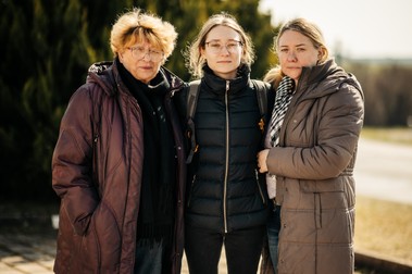 Bunica, Anelia, fata cea mare, Alina, și mama ei, Irina.