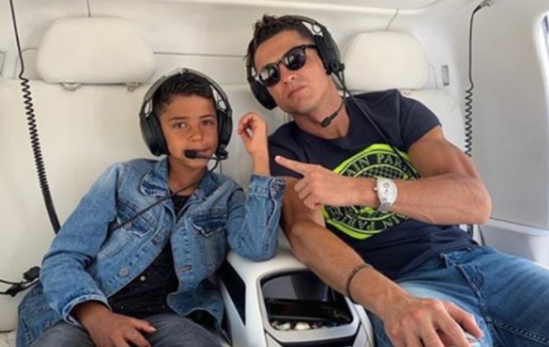 GALERIE FOTO / Vacanțele vedetelor din fotbal: Ronaldo își plimbă fiul cu avionul, Mbappe - întâlnire cu LeBron, Pogba a făcut sumo, Pique - marcaj la Shakira