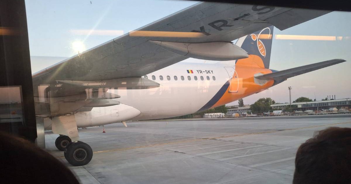 Pasagerii au fost coborâți din avion și urcați în autobuz. Se vede aeronava de pe pistă, de pe Aeroportul Otopeni