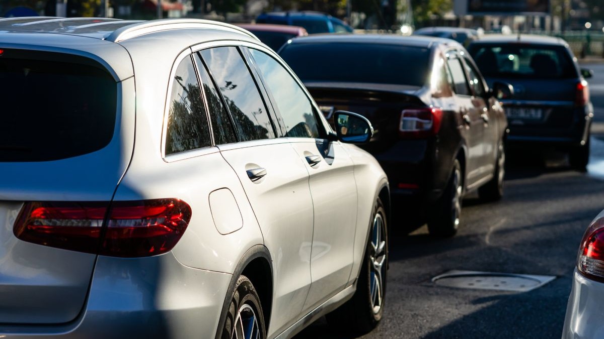 Mașini blocate în traficul din București, cu un Mercedes GLC de culoare gri în prim plan și alte autoturisme pe fundal