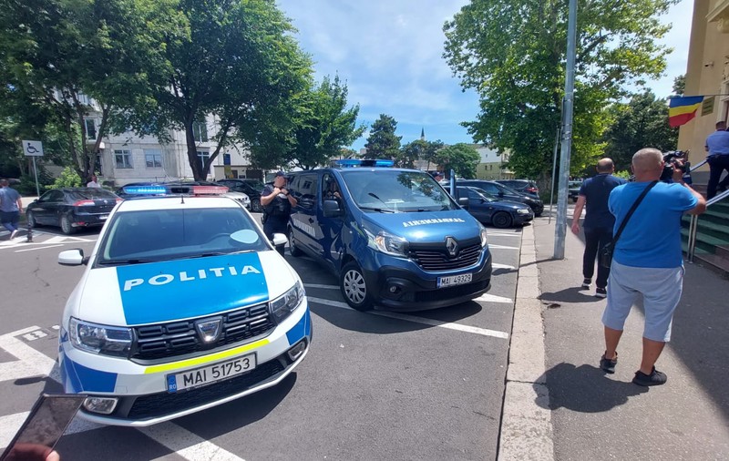 Incident șocant în sala de judecată, în Constanța: o femeie a fost tăiată pe față de soțul de care vrea să divorțeze