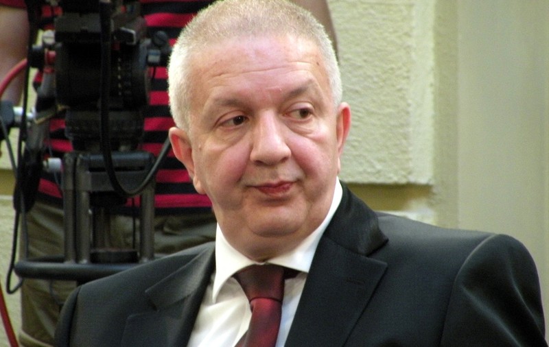 Când un milionar ajunge să câștige mai mulți bani din funcția la o companie de stat decât din cea de șef la propriul hotel