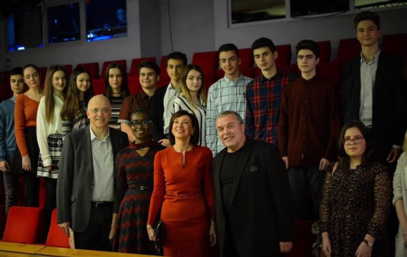 Carmen Iohannis a ieșit cu elevii la teatru, alături de ambasadorul Germaniei