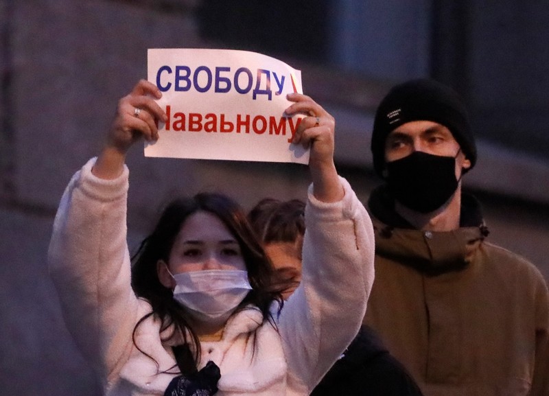 O tânără ține în mâini o hârtie pe care scrie ”Libertate pentru Navalnîi”. Foto: Profimedia