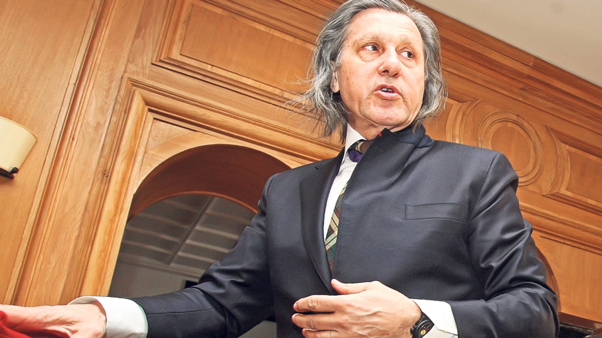 PMP cere amendă de 2.500 de lei pentru Ilie Năstase după ce acesta a stropit cu cafea într-un afiș cu Traian Băsescu