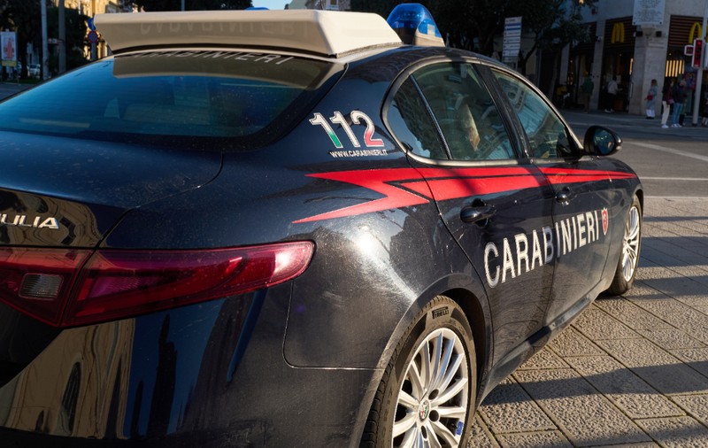 Un român a sechestrat un cuplu în Italia în timpul unei întâlniri intime în trei. Polițiștii l-au săltat după 3 ore de coșmar