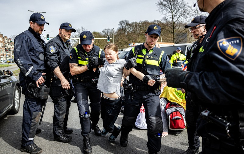 Activista Greta Thunberg, reţinută la Haga, în cadrul unei manifestații, când încerca să blocheze o autostradă. VIDEO