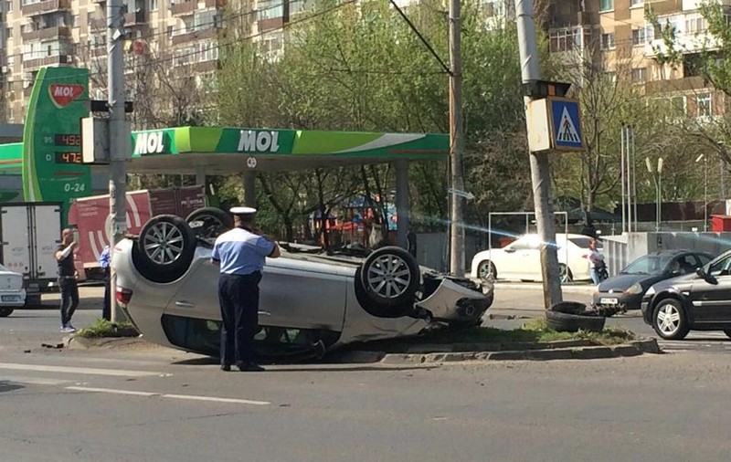 Accident bizar în Capitală. O mașină s-a răsturnat pe bulevardul Iuliu Maniu