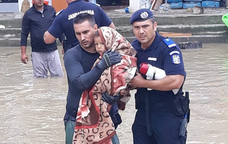 Aproape 70 de oameni au fost evacuați de jandarmi din case în Băbeni, Vâlcea. Râul Bistrița a ieșit din matcă / FOTO