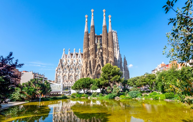 Catedrala Sagrada Familia din Barcelona - care e povestea ei. Curiozități și lucruri mai puțin știute