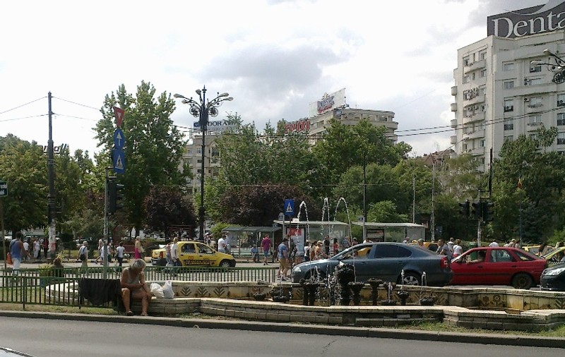 Şi-a ÎNTINS HAINELE LA USCAT fix pe un GARD DIN CENTRUL CAPITALEI!