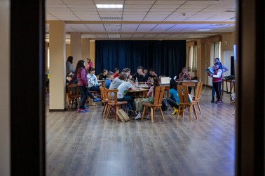 Copiii au cursuri patru ore pe zi pentru a se pregăti de o posibilă integrare în sistemul românesc de învățământ