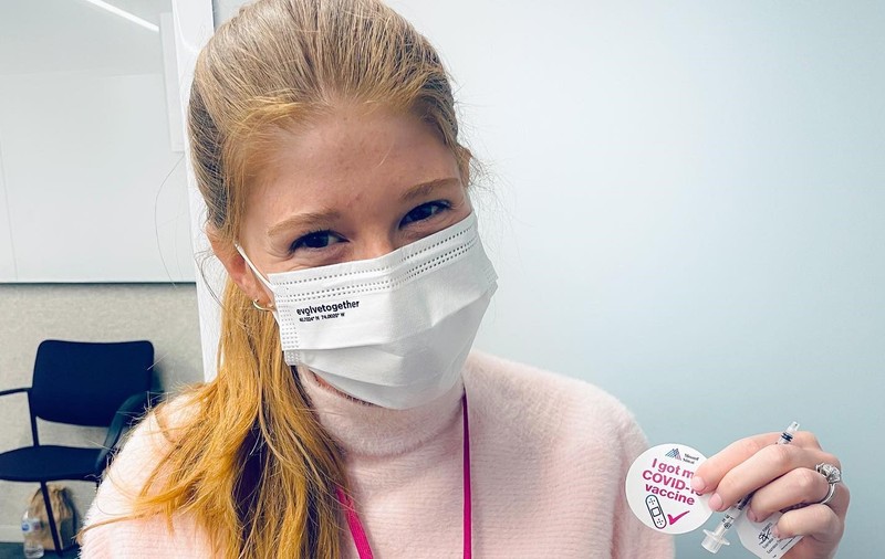Fiica lui Bill Gates s-a vaccinat împotriva COVID-19. Ce le-a transmis conspiraționiștilor după imunizare