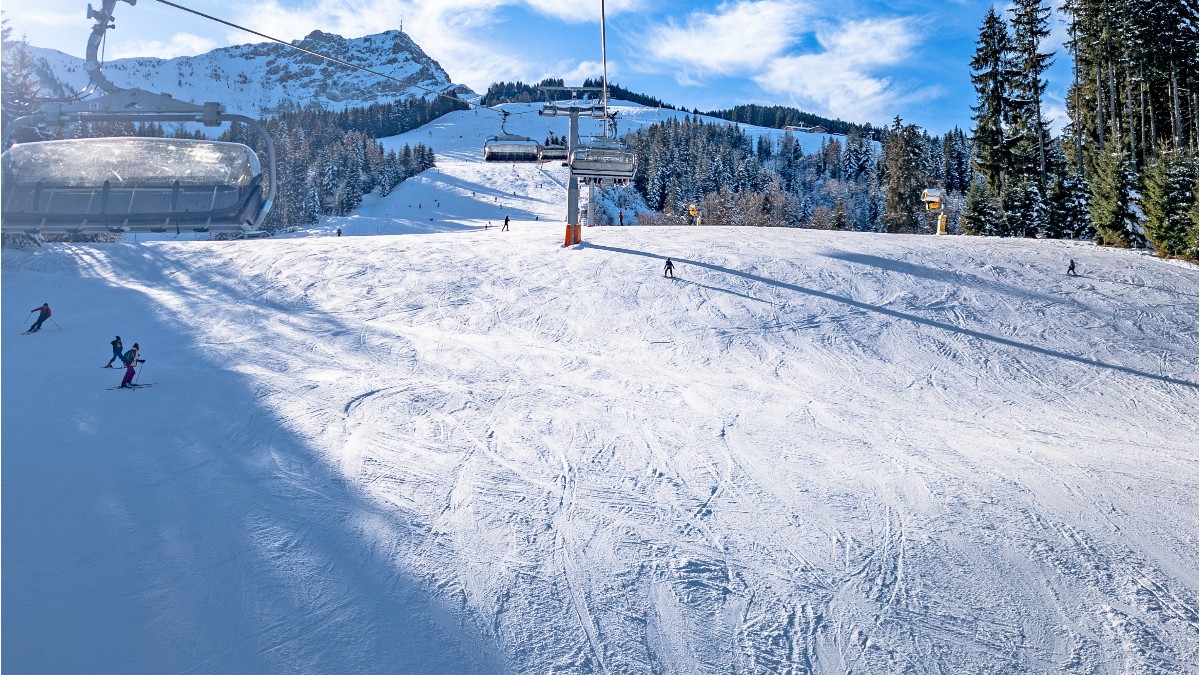 Oameni care schiază pe pârtie în Austria, pe o vreme însorită.