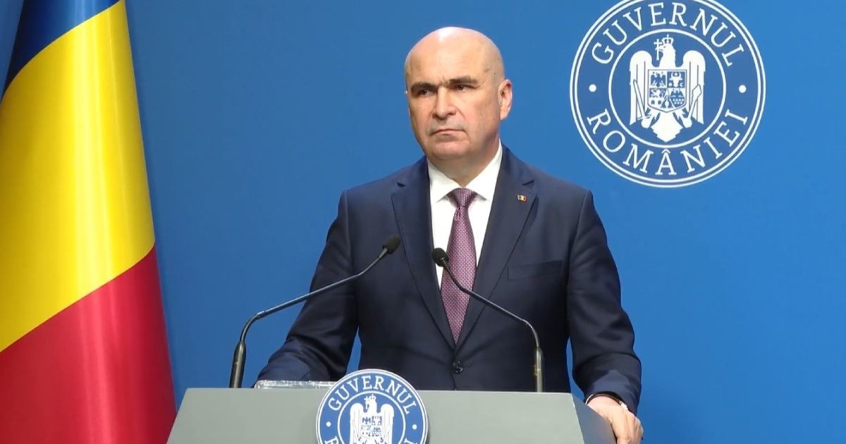 Ilie Bolojan vorbește de la pupitru în Palatul Victorie la o conferință de presă